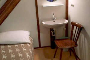 Schlafzimmer Einzelbett Waschbecken DG